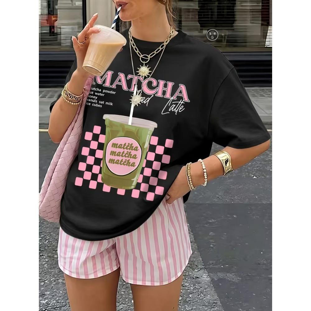 T-shirt Estiva con Stampa Fragola e Matcha Bevanda al Matcha Freddo Testo Rosa Grafica Donna Oversize Casual per Uso Quotidiano