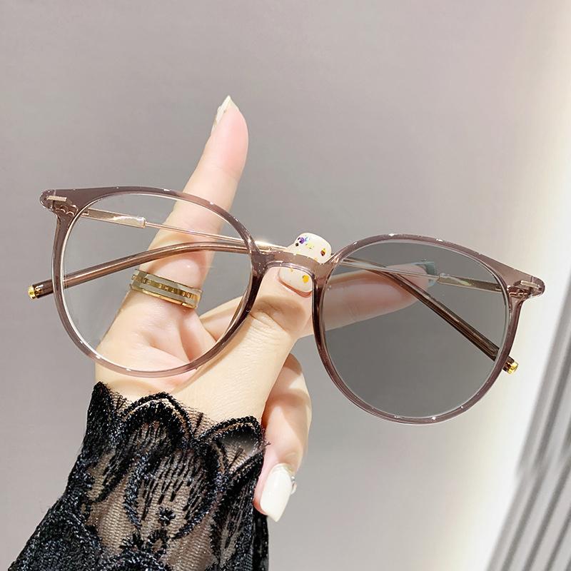 Are T-rendy Stylish Pl-ain-faced Vint-age And Versatile6052 Photo-sensitive Color-changi-ng Anti-blue Light Myopia Glasses