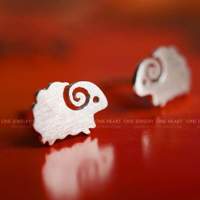 

Корейская версия Модный темперамент Маленькие животные Милые маленькие овечки Серьги-пусеты Женские серьги