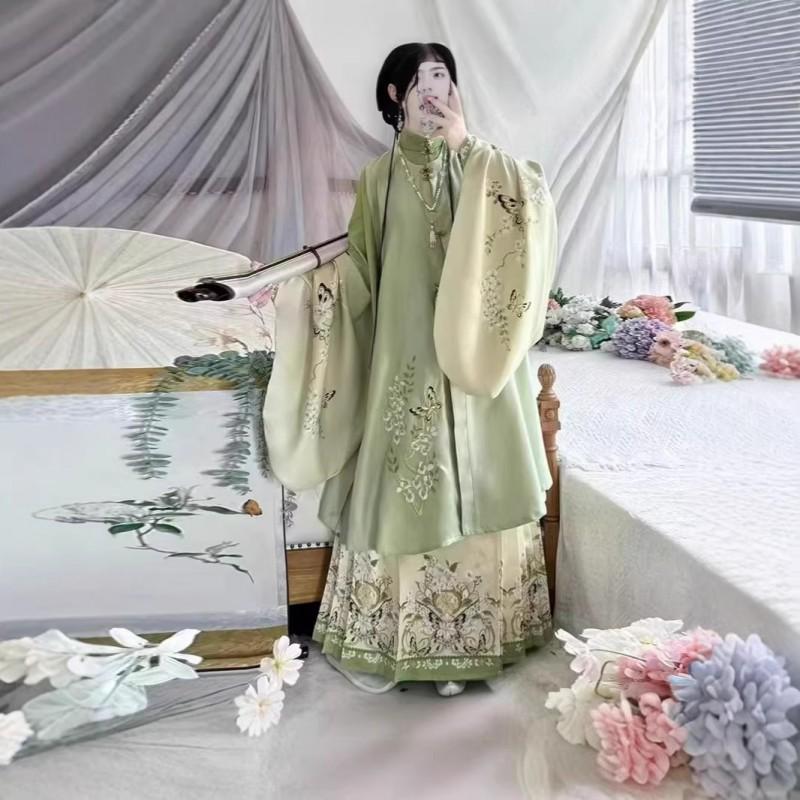 Ming Dynasty Style Hanfu Set Women: Stand Collar Top Vest Cloud Shoulder Horse-Face Skirt Winter