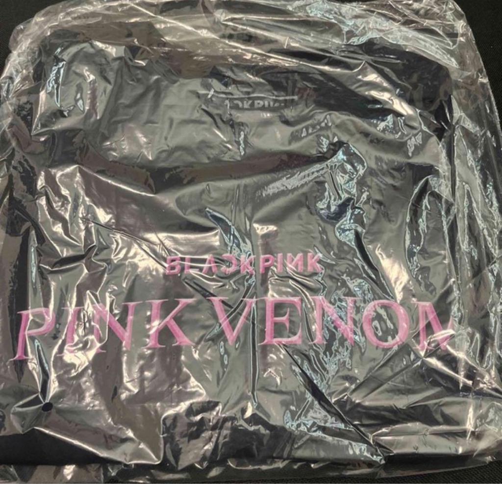 [USED] BLACKPINK PINK VENOM World Tour T-shirt, size M