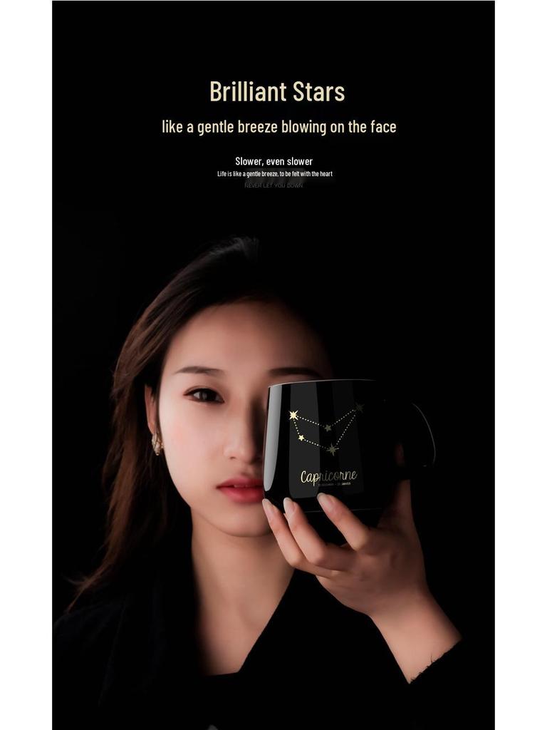 Spersonalizowany ceramiczny kubek do kawy z pokrywką i łyżeczką - Świąteczny wzór dla par