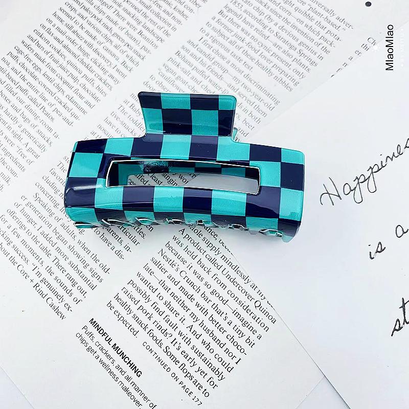 Neu eingetroffen: Modische, 8 cm große, rechteckige Haarspange mit Karomuster aus Acryl für dickes Haar – Haifisch-Haarspange