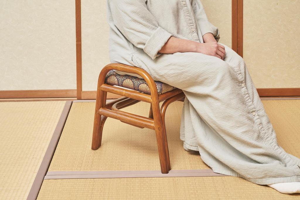 Otake Sangyo OT-14-JP Stackable Rattan Chair for Buddhist Altars, Navy and Gold Brocade Brown, 43x38cm, for Buddhist Memorial Services and Tatami