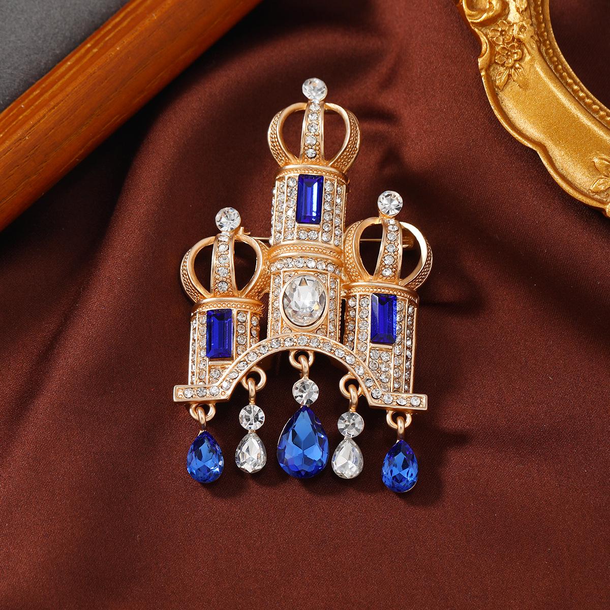 

Retro Court Style Castle Brooch: Elegant Women s Rhinestone Tassel Coat Pin Accessory