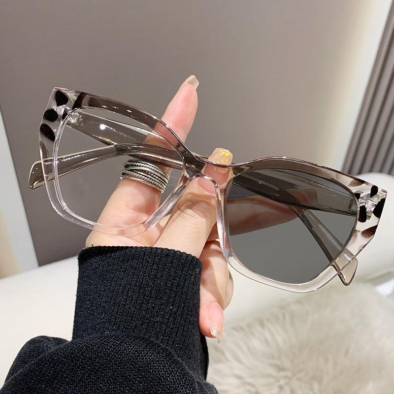 

Photochromic Blue Light Blocking Glasses Women Trendy Leopard Cat-eye Frame Anti-Blue Light Glasses Computer Glasses Eye Protect
