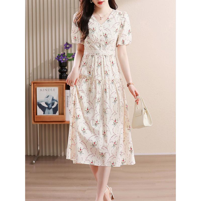 Summer 2024 Retro Floral Puff Sleeve V-Neck French Midi Dress with Waist Slimming Design