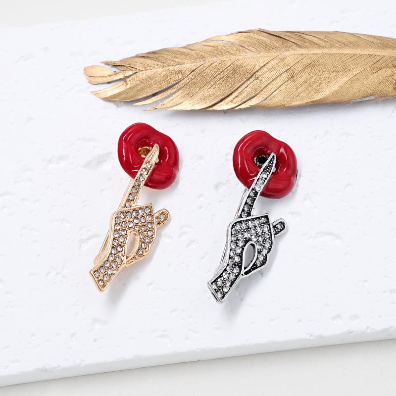 European Style Silent Hand Brooch: Niche Design Rhinestone Lapel Pin