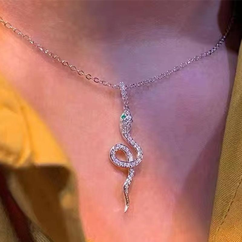 JWER Elegent Punk Rhinestone Snake Pendant Necklace Animal Crystal Necklace Trendy Female Birthday Party Gift Designer Jewelry