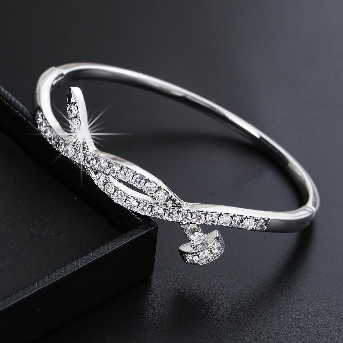 

Модный крестовый дизайн, инкрустированный цирконом, полный бриллиант, свет звездного неба, роскошный и простой универсальный браслет серебряный