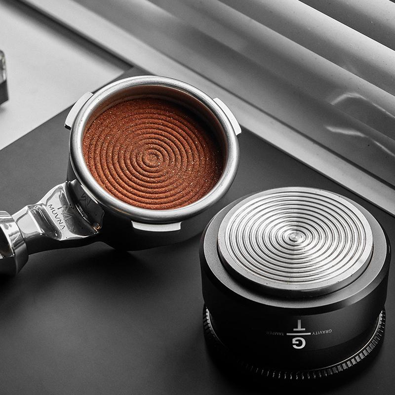 MUVNA Espresso tamper V2, pomalu se vracející kávový tamper s nerezovou vlnitou základnou pro portafiltry 51 mm / 53 mm / 58 mm