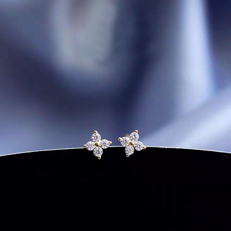 Beixi S925 Sterling Silver Four-Leaf Clover Stud Earrings - Fashionable, Simple Design for Best Friends