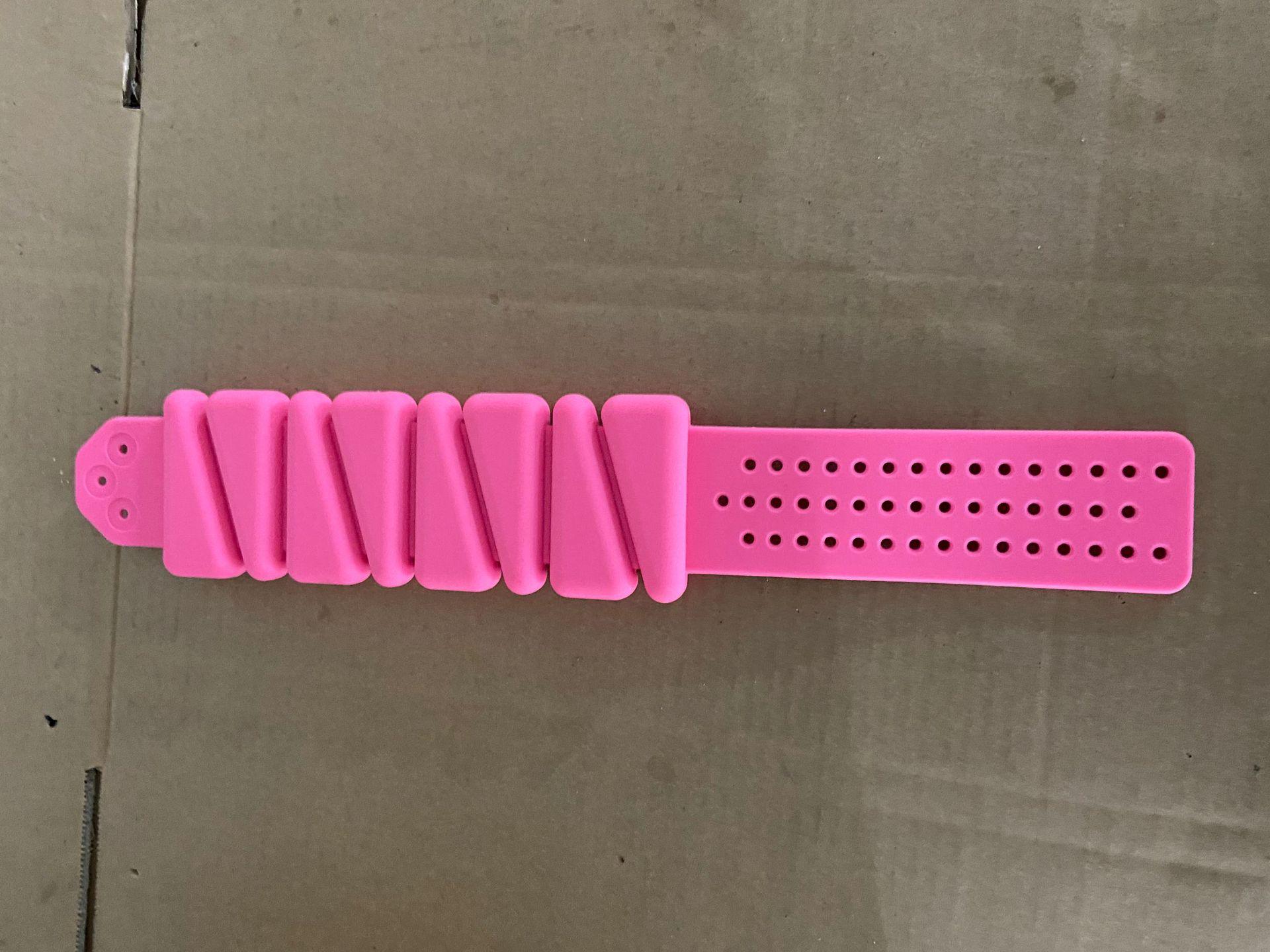 

Triangle Weighted Wristbands Set: Includes 1 Pair of 2 lbs and 1 Pair of 4 lbs 2 lbs