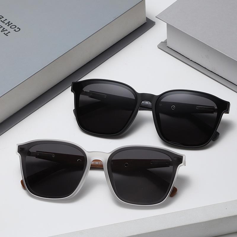 Retro Wood Grain Polarized Sunglasses with UV Protection