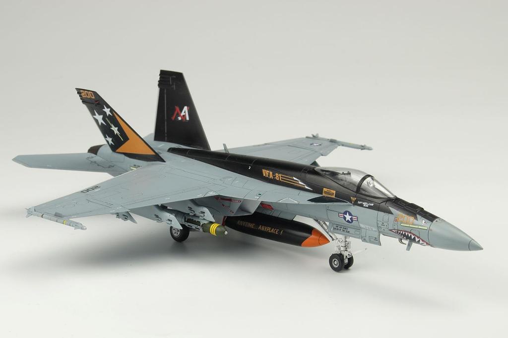 Platz US Fighter Super Hornet Sunliners Plastic Model Kit with Masking Stickers 1/72 Carrier-Based F/A-18E VFA-81 AE-55 (Airplane)