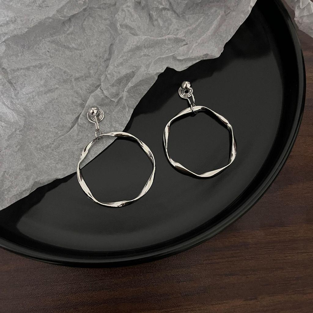 Pearl Mosquito Coil Disc Ear Clips: No-Pierce, Elegant French-Style Earrings for Women