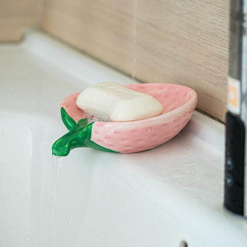 Saboneteira Cerâmica Formato Morango Portátil Fofa Drenante Caixa de Sabão Criativa Suprimentos de Banheiro Decoração de Banheiro de Luxo para Casa