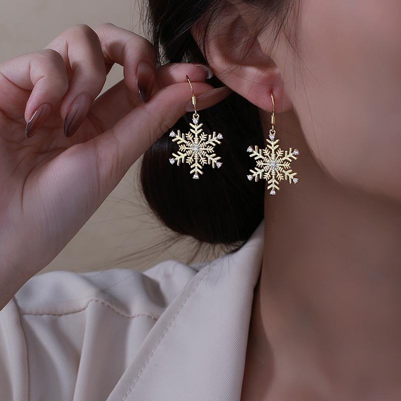 Hot Sale of Micro-inlaid Snowflake Gold Earrings for Women High-end Christmas Ear Hook Ear Clips