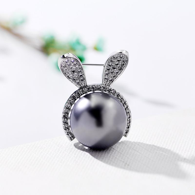 Bo Xin Yun Mother-of-Pearl Rhinestone Rabbit Brooch Pin – Elegant Fashion Accessory