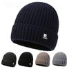 Nowa jesienno-zimowa męska czapka dziergana na wyjście, chroniąca przed zimnem, z polarową ochroną uszu, młodzieżowa modna czapka typu beanie z naklejką