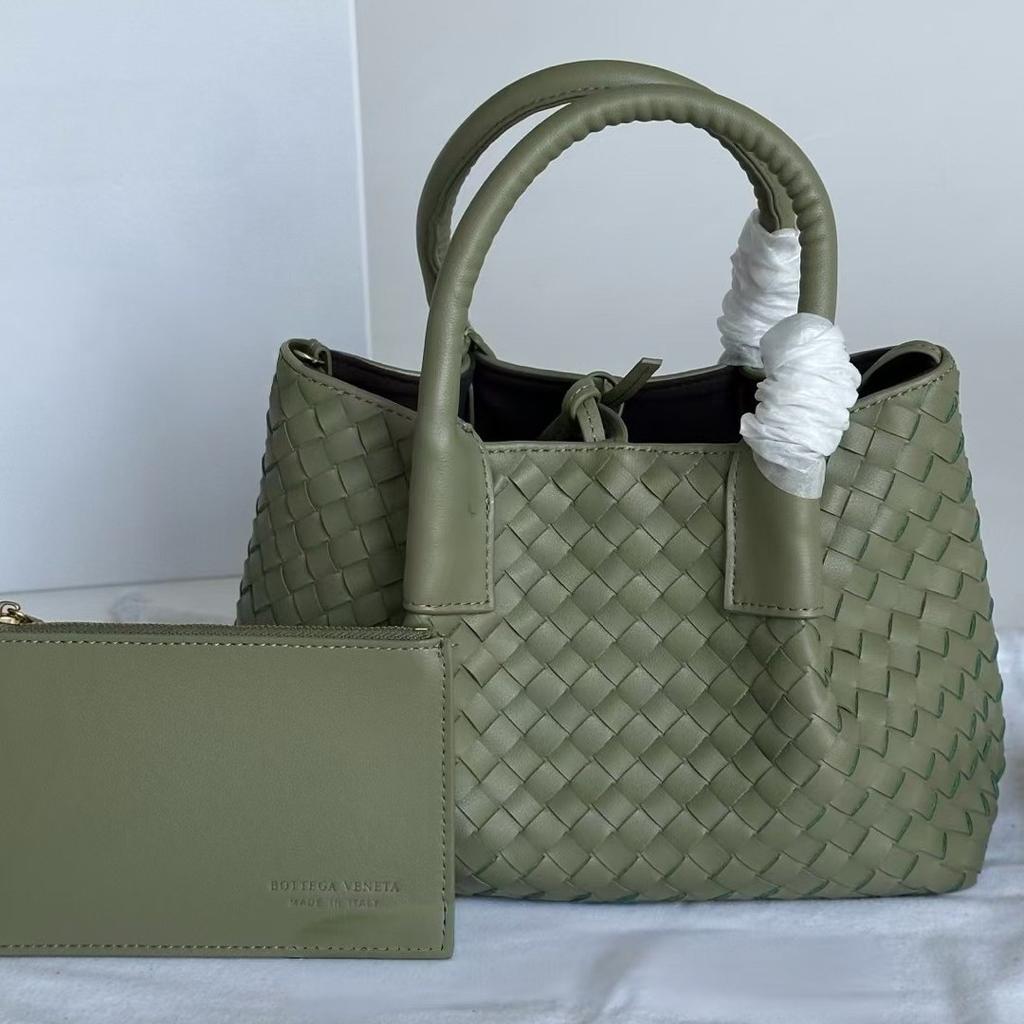 2025 Bolsa de ombro feminina tecida em couro bovino de luxo leve transfronteiriça, bolsa de compras para mães, bolsa carteiro premium para o dia a dia feminina