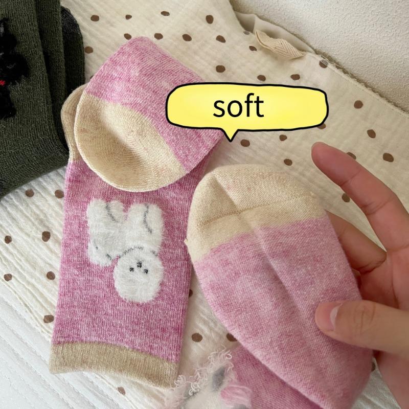 Damskie skarpetki z futra z kreskówek dla kobiet na jesień i zimę, ciepłe, grube skarpetki z włosia, dopasowane kolorystycznie skarpetki środkowe