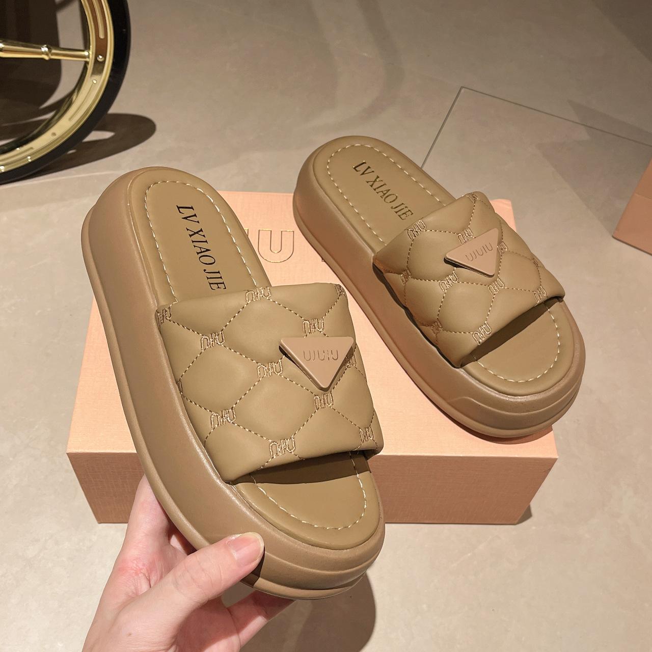 

2025 new shit-stepping slippers women s spring and summer senior design soft bottom non-slip thick bottom seaside beach cool slippers 40 хаки