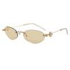 Jennifer hat die gleiche randlose silberne Metall-Klein-Oval-Diamantbesetzte Spice Girl Pure Desire Brille.