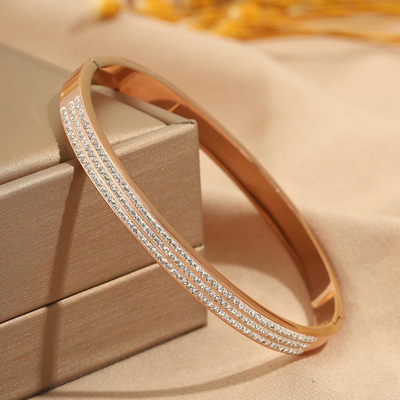 Hot-selling titanium steel bracelet, girls' high-end sense of fashion, popular light luxury in Europe and the United States, Gypsy star love diamond