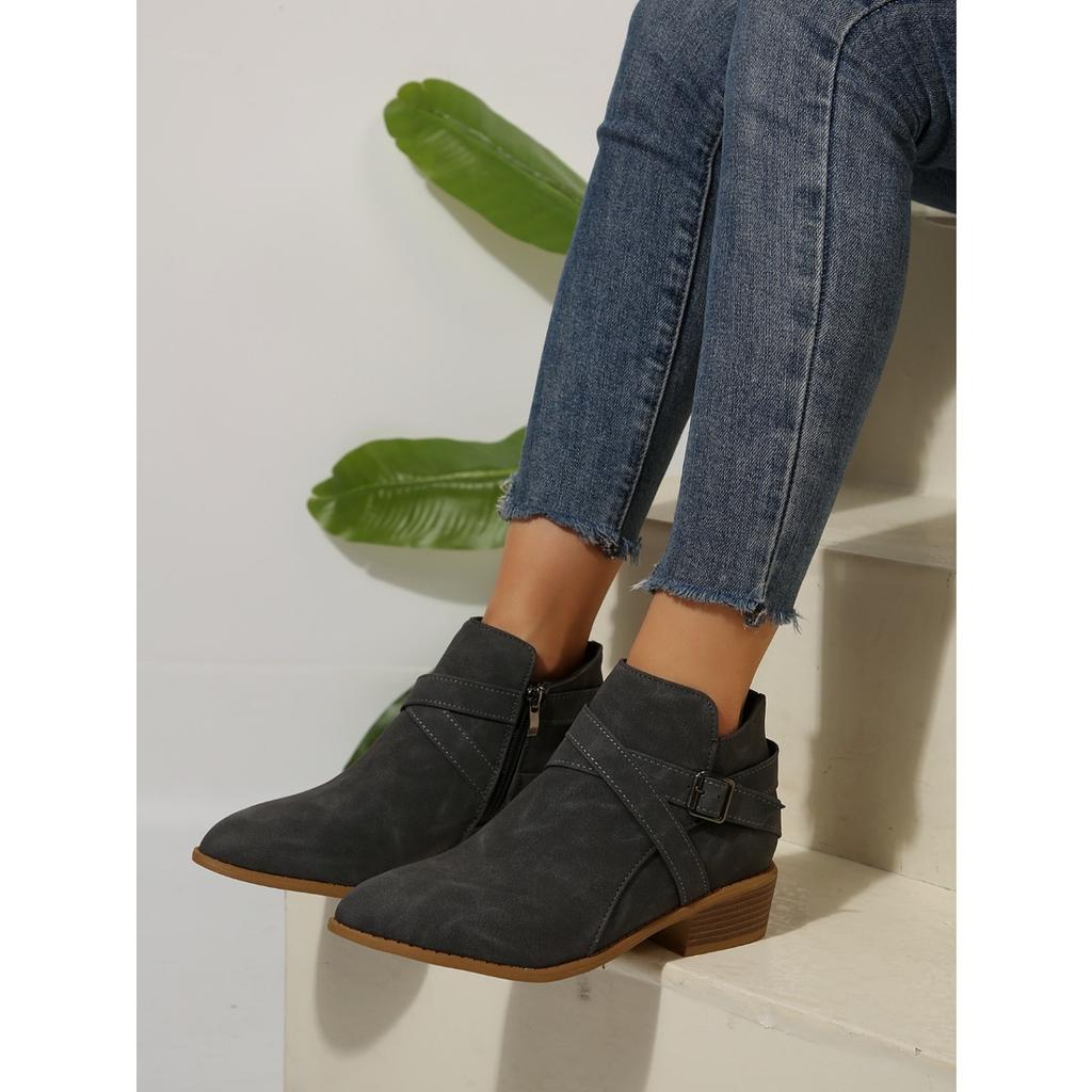 Neue Chelsea Boots in Übergröße mit spitzer Zehenpartie - Damen Stiefeletten mit Kreuzriemen, Seitenreißverschluss und mittelhohem Absatz