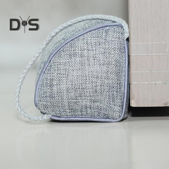 Trojúhelníkový zarážka proti průvanu pod dveře Závažový had pod dveře s poutkem Lehký vítr Studený vzduch Blokování hluku Zvukotěsná těsnící lišta pod dveře Mezera u vchodových dveří