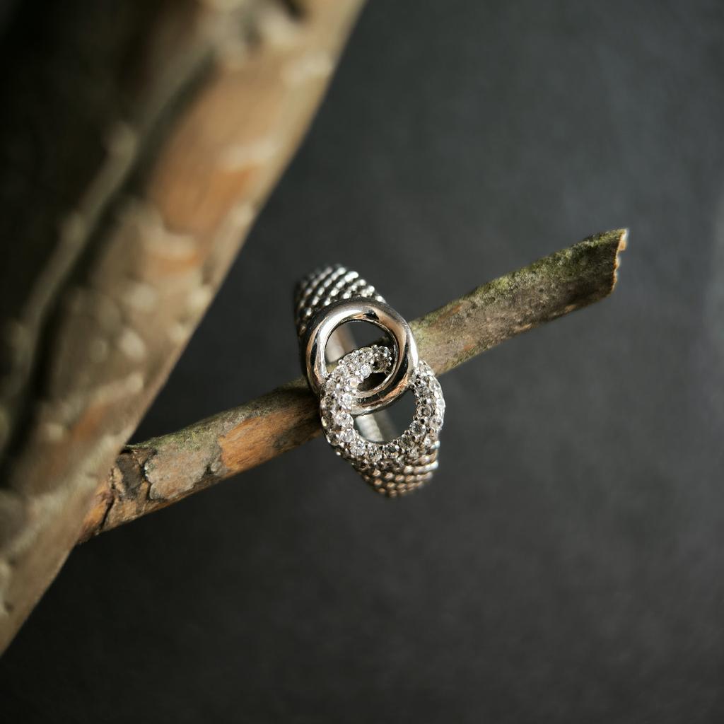 Серебряное кольцо с фианитами, вес изделия 1,83 гр (2209386)