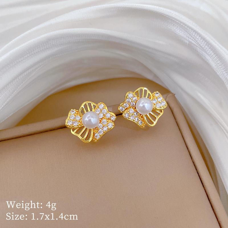 Titanium Steel Empty Green Leaf Flower Set Light Luxury Temperament Gorgeous Full Diamond Necklace Women'S Versatile Collarbone Titanium Steel Chain