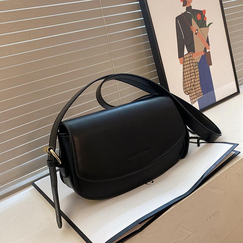 

Popular versatile trend messenger bag fashionable commuter small square bag new high-end retro casual bag solid color bag чорний