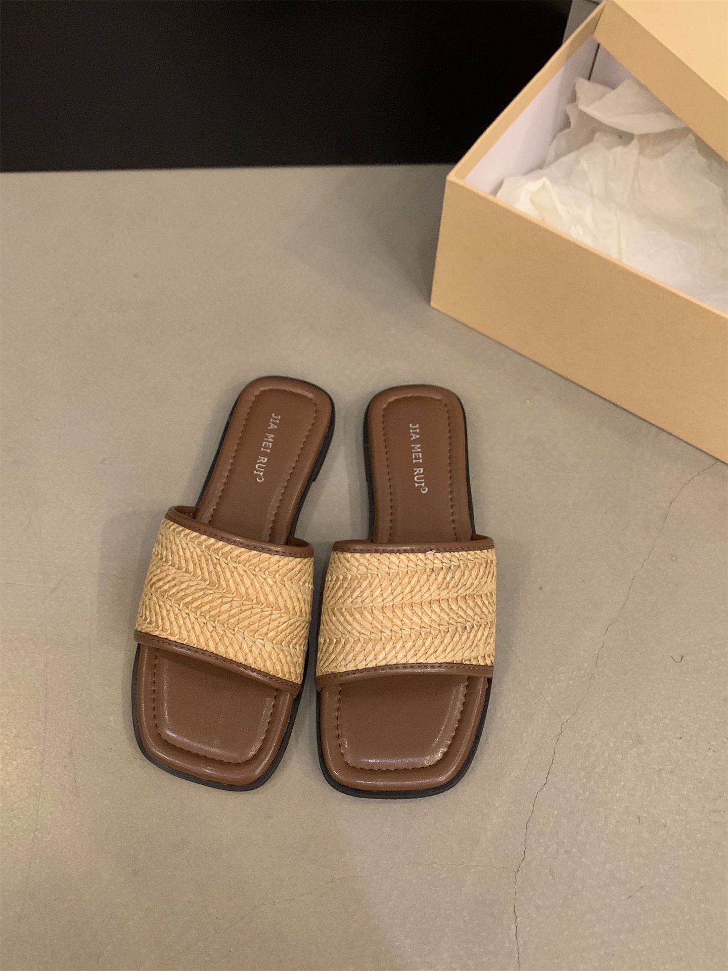 

Плоские французские маленькие классные тапочки, женская обувь, новинка 2025 года, летние пляжные сандалии с мягкой подошвой, односложные 40 коричневый