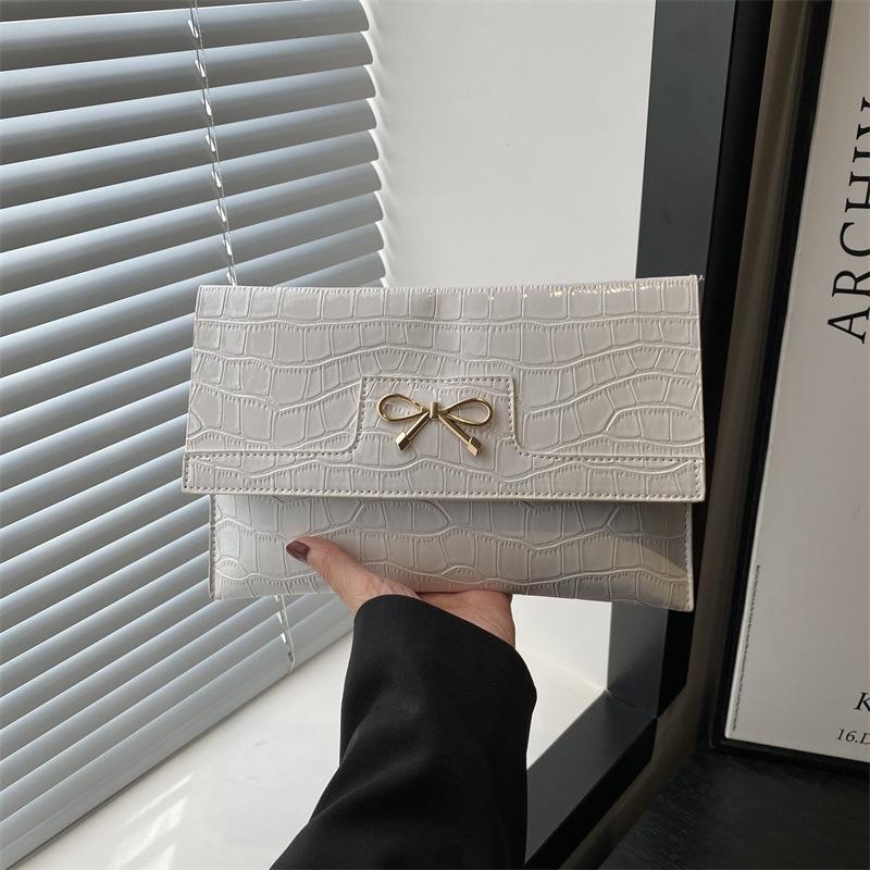 Simple bow beautiful popular spring and summer new small square bag business commuter casual clutch bag women