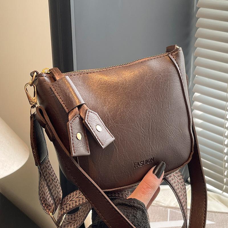 

High sense niche bag women 2025 fashion versatile broadband messenger bag women foreign style versatile single shoulder messenger bag women коричневый