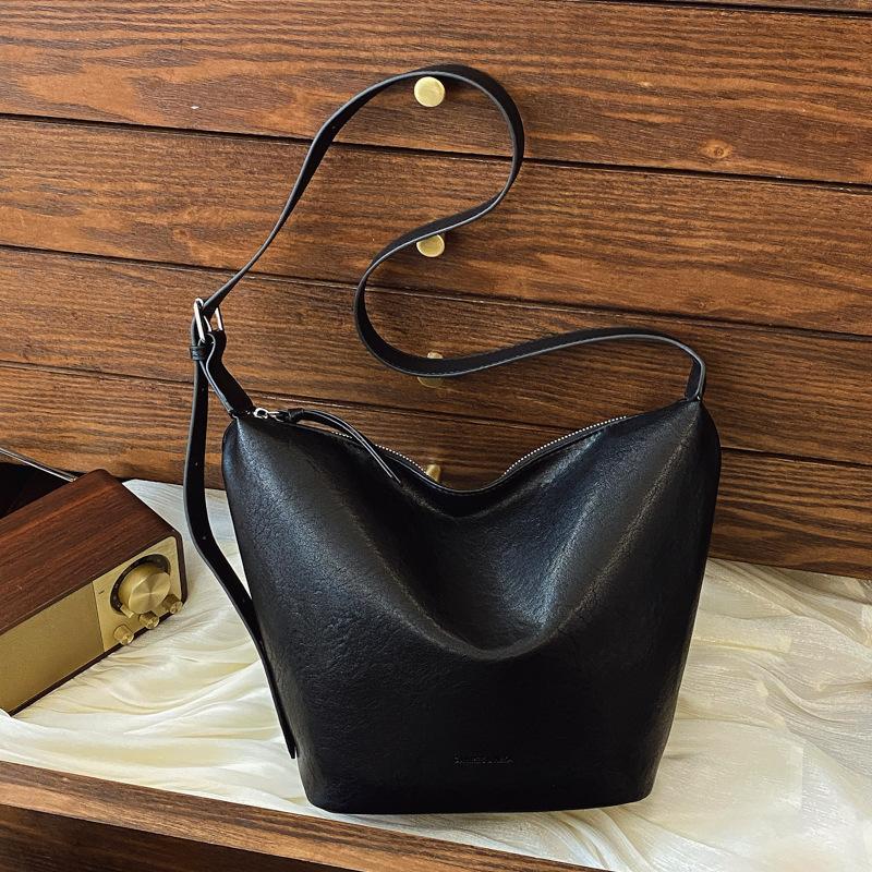 Large Capacity Bag Women'S Winter Retro Versatile Shoulder Bucket Bag Niche Design Commuter Dumpling Bag