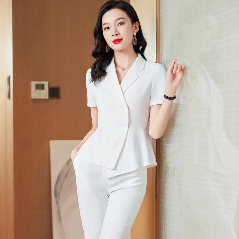 Dámský letní bílý oblek - profesionální formální oblečení pro recepci kosmetického salonu