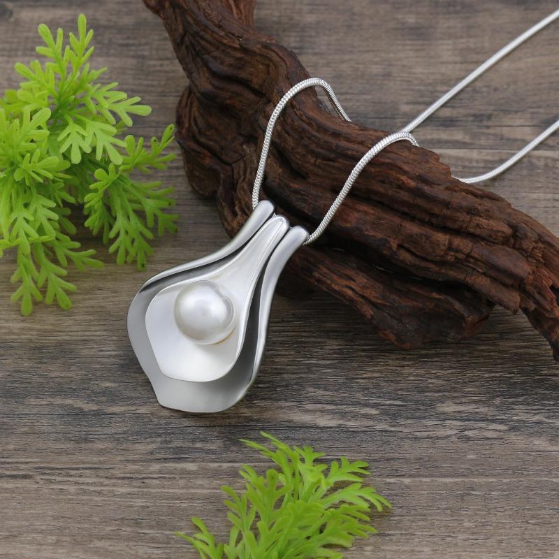 New matte double-layer petal long pendant, women's exaggerated high-end geometric petal long necklace