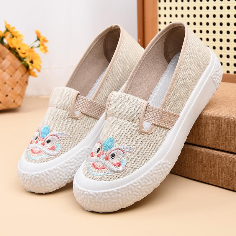 National style embroidered shoes 2025 ****** and autumn one-pedal old ******* cloth shoes women's single shoes breathable s**t sole comfortable mothe