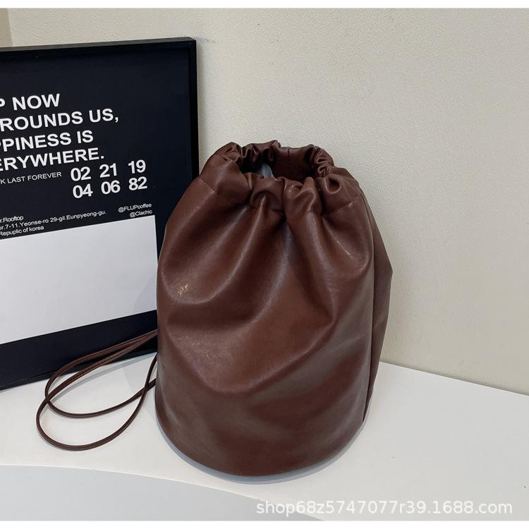 

Soft-faced backpack bag women s 2025 new trendy fashion retro bucket bag casual large-capacity backpack темно-коричневого