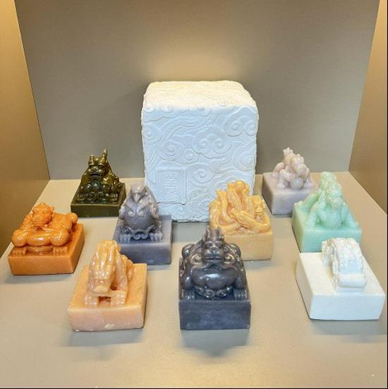 Dinosaur Fossil Excavation Toy – Children's Educational DIY Dig Kit with Surprise Gem Figurine