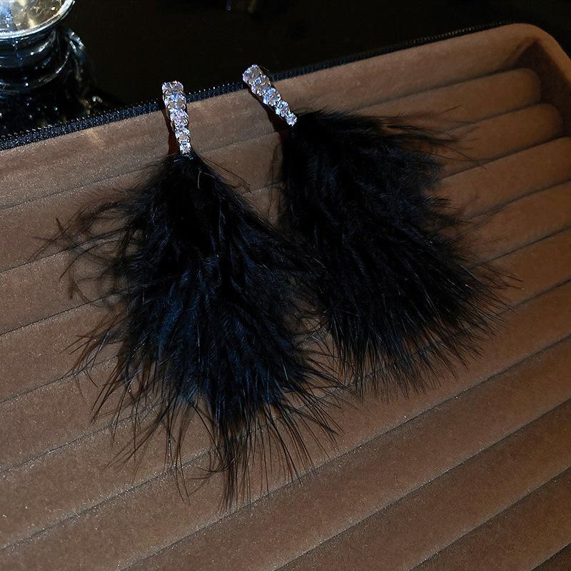 „Kolczyki z frędzlami w kształcie srebrnej igły i diamentów – geometryczny wzór niszy, przesadne stwierdzenie dla kobiet”