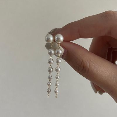 Ein Paar Ohrstecker mit Perlenquaste für Damen im französischen Retro-Stil, leicht, luxuriös, elegant, High-End-Mode, vielseitige Ohrringe und Ohrringe.