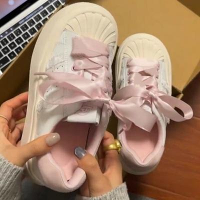Personalisierte Damen-Freizeitschuhe Frühling Neue Süße Kleine Weiße Schuhe Runde Kappe Shell-Kappe Schleife Dicke Sohle Schuhe