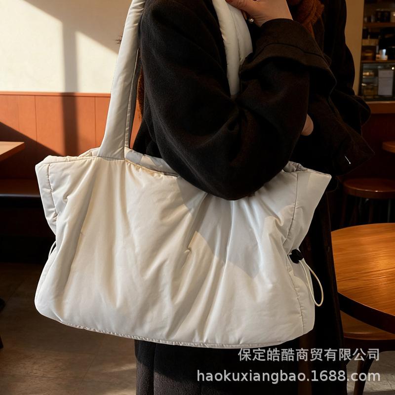 Large capacity bag women 2025 popular new tote bag nylon ins commuter student shoulder armpit bag women