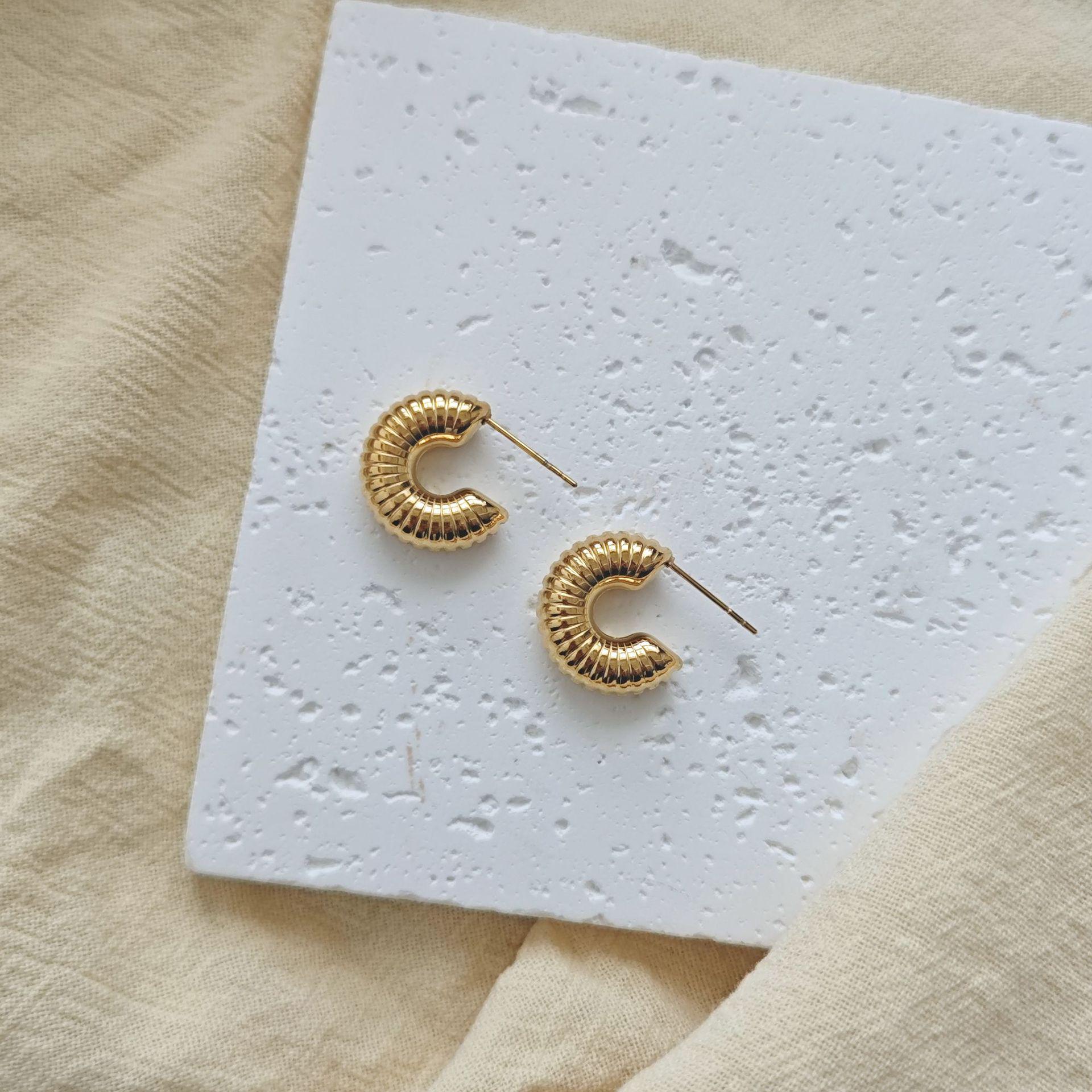 European Retro Gold Ribbed C-Shaped Stud Earrings - Elegant, Luxurious, Simple Design for Women