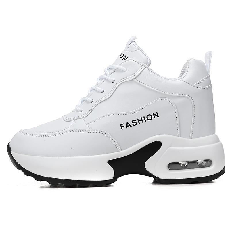 נעלי סניקרס לבנות חדשות 2025 אופנתיות להגבהת גובה לנשים סוליות עבות רב-תכליתיות קז'ואל סוליה רכה מידה גדולה 42 עור PU קז'ואל