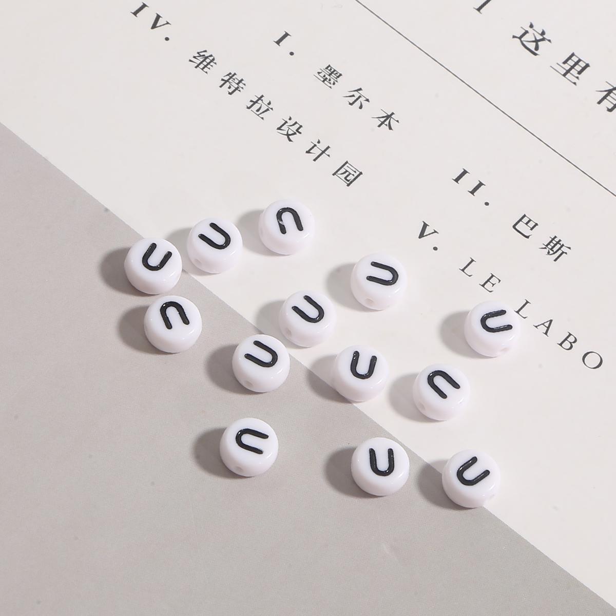 

100 шт. Літери з бісеру. Круглі літери. Алфавітні намистини. Акрилові намистини. Виготовлення ювелірних виробів своїми руками. Браслети. Намисто. Аксесуари. U чорний/білий